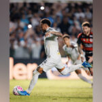Neymar Strikes Twice to Rescue Santos After Injury Return
